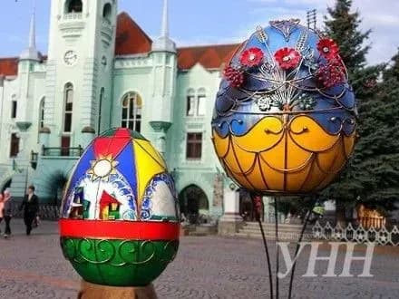 kovanu-i-vitrazhnu-pisanki-predstavili-u-tsentri-mukacheva