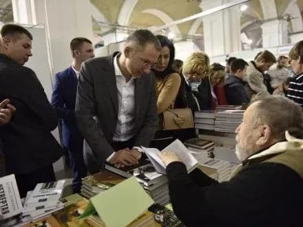 b-lozhkin-zadeklaruvav-kolektsiyu-kartin-knig-ta-bigovu-dorizhku