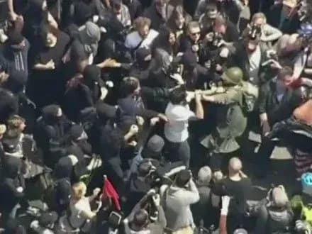 v-kaliforniyi-na-aktsiyi-proti-d-trampa-vidbulisya-zitknennya