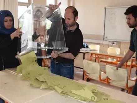 na-referendumi-v-turechchini-lidiruyut-prikhilniki-r-erdogana