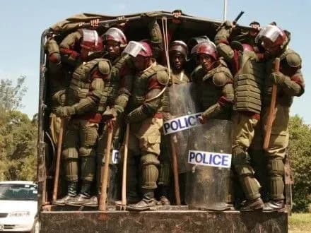 bilshe-20-lyudey-zaginuli-u-zitknenni-avtobusa-i-tsisterni-v-keniyi