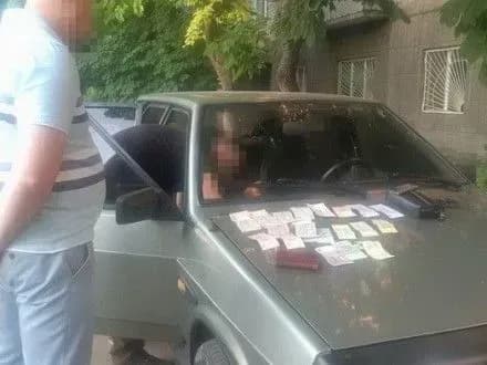 posadovets-kramatorskoyi-miskradi-vimagav-groshi-z-pereselentsiv