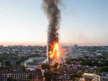 protestuvalniki-u-londoni-vimagayut-znayti-vinnikh-u-pozhezhi-v-grenfell-tower