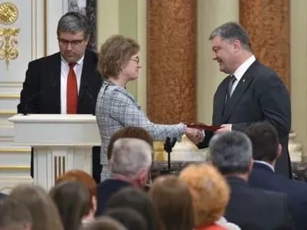 prezident-nagorodiv-medikiv-z-nagodi-yikhnogo-profesiynogo-svyata