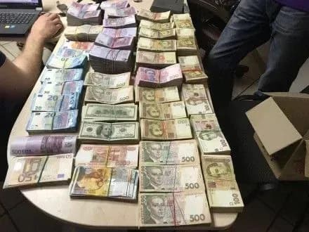 konverttsentr-z-obigom-u-156-mln-grn-vikrili-u-kiyevi