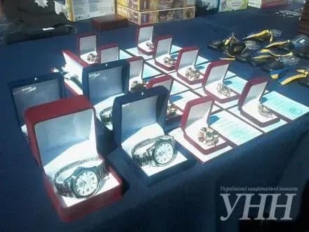 a-avakov-ta-o-turchinov-peredali-pravookhorontsyam-poltavschini-novi-avtomobili-ta-kvartiri