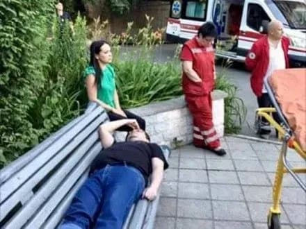 u-merezhi-zyavilosya-video-intsidentu-slidchikh-i-medpratsivnikiv-pid-chas-zatrimannya-eks-golovi-banku-mikhaylivskiy