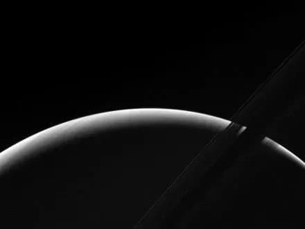 cassini-otrimav-svitlini-saturna-v-moment-skhodu-sontsya