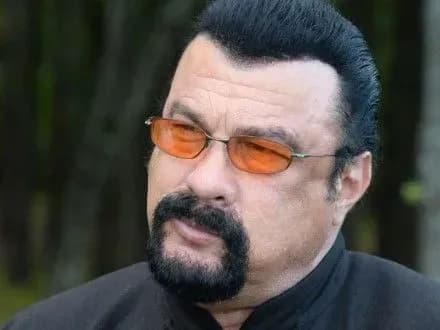 tri-zhinki-zvinuvatili-stivena-sigala-v-seksualnikh-domagannyakh