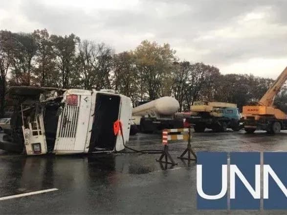 pid-kiyevom-perekinulasya-avtotsisterna-z-ridkim-azotom