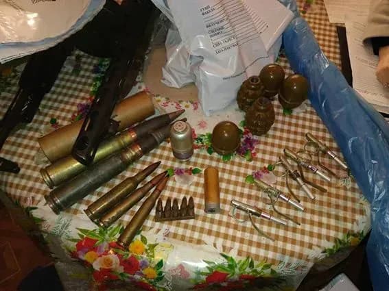 volonter-z-cherkaschini-viviz-z-zoni-ato-arsenal-naboyiv-ta-vibukhivki