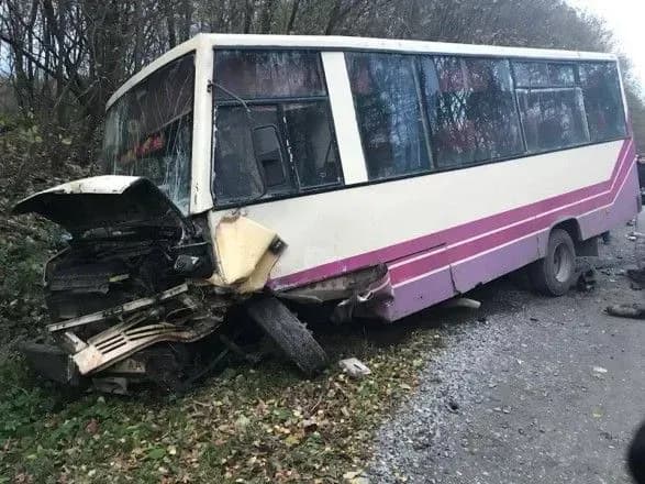 marshrutka-i-legkovik-zishtovkhnulis-na-lvivschini-sim-osib-gospitalizovano