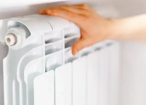 blizko-300-zhitlovikh-budinkiv-u-kiyevi-cherez-poshkodzhennya-merezh-zalishilis-bez-opalennya