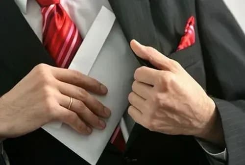 posadovtsiv-ukrzaliznitsi-suditimut-za-otrimannya-khabara-u-chotiri-mln-grn