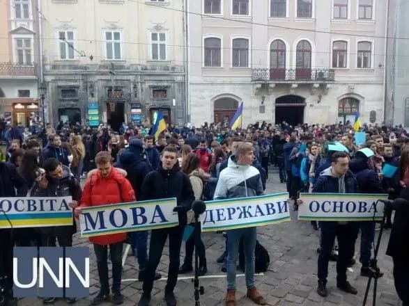 den-pisemnosti-u-lvovi-vidznachili-urochistoyu-khodoyu-ta-fleshmobom