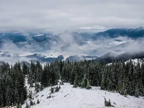 u-karpatakh-dnyami-ochikuyetsya-mokriy-snig