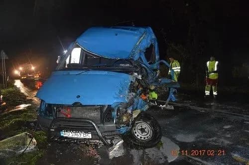 u-slovachinni-mikroavtobus-z-ukrayintsyami-potrapiv-u-dtp-ye-zagibli