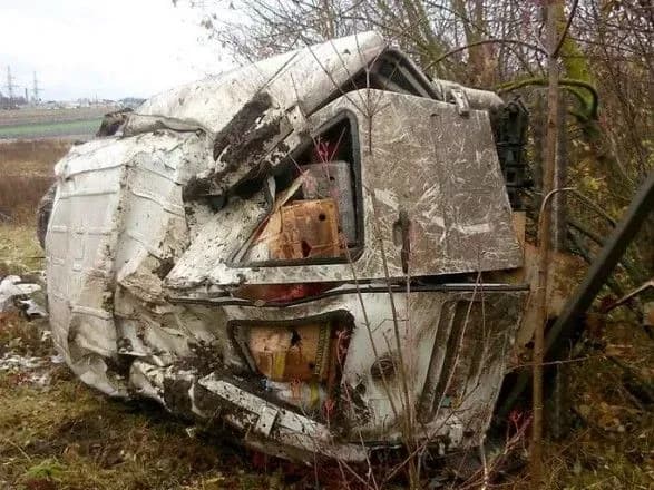 u-ternopilskiy-oblasti-perekinuvsya-mikroavtobus