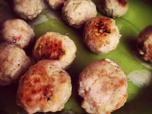 dtp-u-shveytsariyi-na-dorozi-rozsipalos-20-tonn-frikadelok