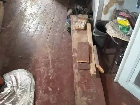 na-khersonschini-pensioner-vbiv-sina-tilo-yakogo-skhovav-pid-pidlogu