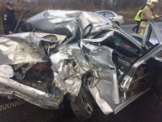 na-rivnenschini-vnaslidok-dtp-zaginula-lyudina-sche-dvoye-v-likarni