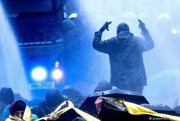 protesti-u-nimetskomu-gannoveri-politsiya-zastosuvala-vodometi