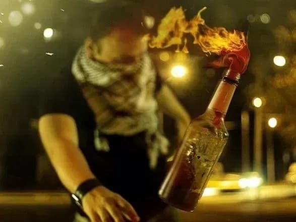 u-sud-na-rozglyad-klopotannya-pro-zaochne-slidstvo-schodo-yanukovicha-prinesli-kokteyli-molotova