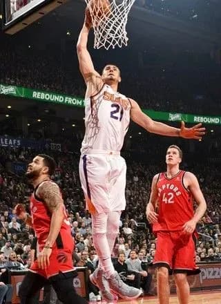 tsentroviy-len-vidznachivsya-14-ochkami-v-matchi-z-toronto-reptors