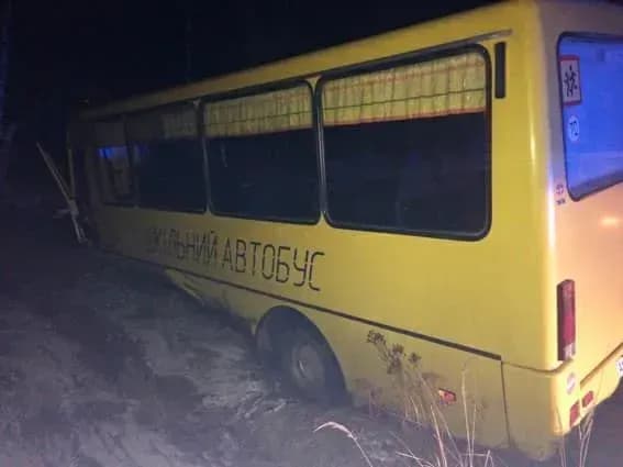 shkilniy-avtobus-zitknuvsya-z-legkovikom-na-zhitomirschini