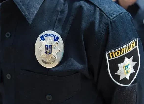 u-kiyevi-ogolosili-v-rozshuk-pidozryuvanogo-u-grabezhakh-na-vokzali-politseyskogo