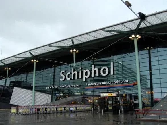 v-aeroportu-amsterdama-politsiya-zi-strilyaninoyu-zatrimala-ozbroyenogo-cholovika