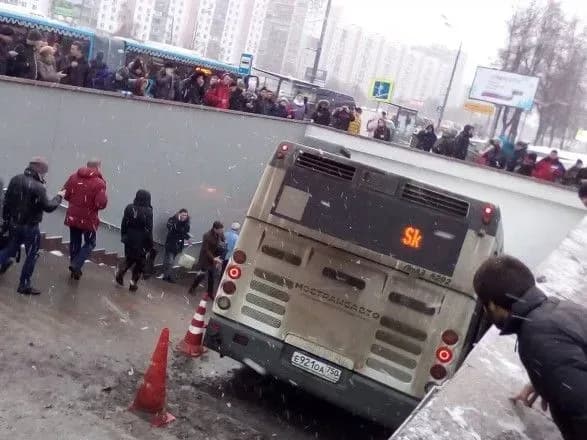 zyavilosya-video-togo-yak-avtobus-v-moskvi-vletiv-v-pidzemniy-perekhid