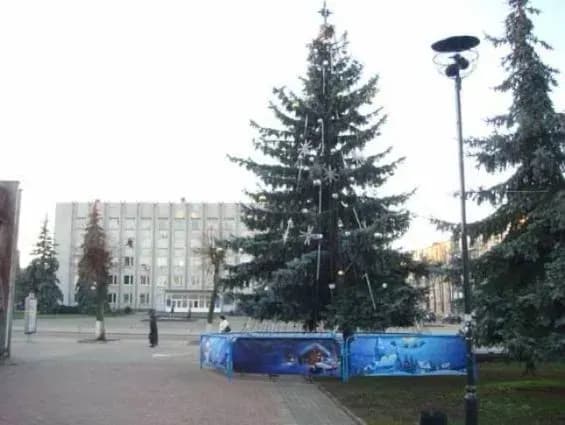 u-koveli-z-golovnoyi-yalinki-vikrali-ilyuminatsiyu