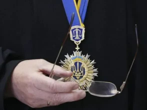 poroshenko-zaklikav-naukovtsiv-ta-advokativ-brati-uchast-u-konkursi-na-posadu-suddiv