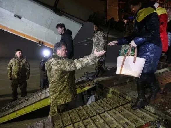 poroshenko-povidomiv-koli-vidbudetsya-nova-zustrich-schodo-zvilnennya-zaruchnikiv