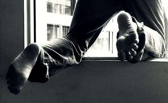 v-ivano-frankivsku-z-devyatogo-poverkhu-vistribnuv-cholovik