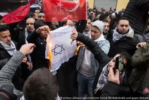 u-blotsi-merkel-khochut-visilati-z-frn-migrantiv-antisemitiv