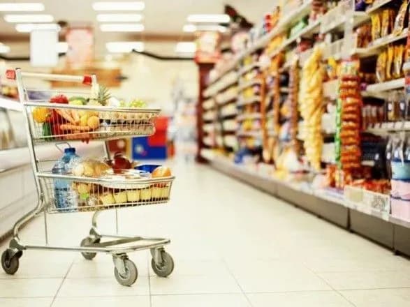 ukrayintsi-naybilshe-kupuyut-sigareti-solodoschi-ta-molochni-produkti