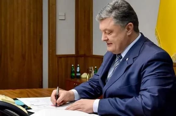poroshenko-pidpisav-zakon-schodo-timchasovikh-dozvoliv-na-movlennya-v-zoni-provedennya-ato