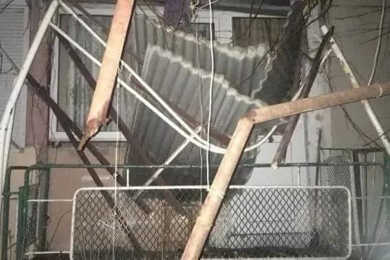 u-mukachevo-zhinka-vistribnula-z-5-go-poverkhu-i-skhovalas-u-kuschakh