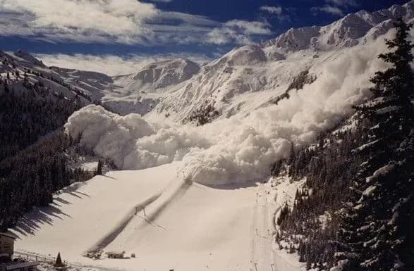 cherez-vidligu-u-karpatakh-mozhlive-skhodzhennya-lavin