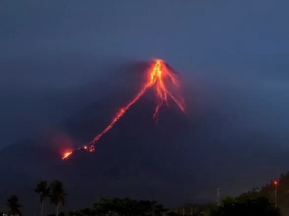 cherez-viverzhennya-vulkana-na-filippinakh-evakuyuvali-15-tis-lyudey