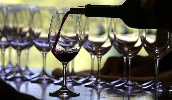 ukrayinskiy-alkogol-spozhivachi-obirayut-cherez-tsinu-ta-yakist-ekspert