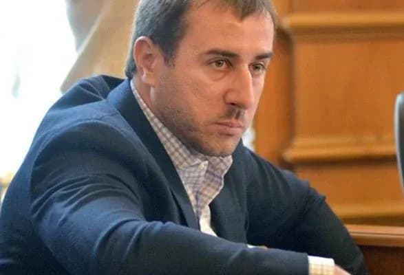 deputat-c-ribalka-slidom-za-kvartiroyu-zapisav-na-matir-rozkishne-avto