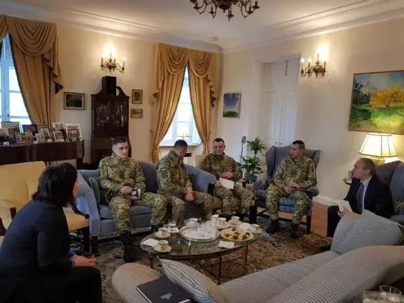 vokler-ta-yovanovich-zustrilisya-z-zvilnenimi-ukrayinskimi-zaruchnikami-geraschenko