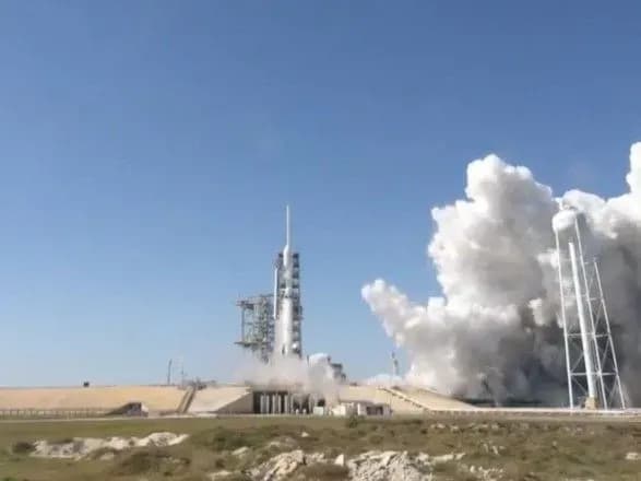 u-spacex-proveli-pershiy-vogneviy-test-vazhkoyi-raketi-falcon-heavy