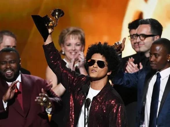 premiya-gremmi-bruno-mars-i-putin-stali-peremozhtsyami