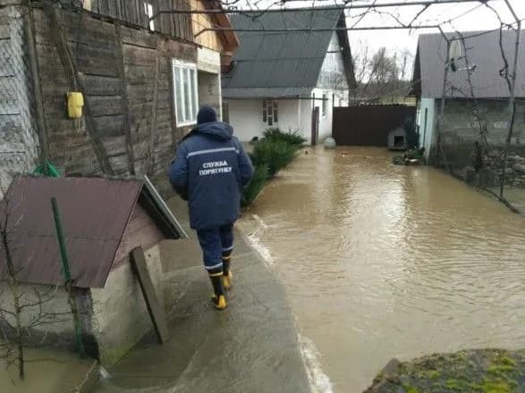 rizki-kolivannya-temperatur-i-pavodok-ochikuyut-na-zakarpatti-u-lyutomu