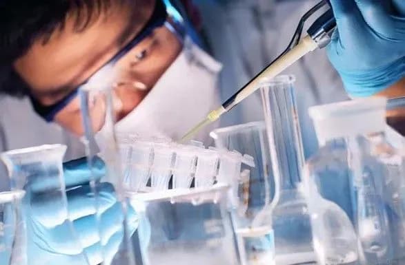 yaponski-vcheni-navchilisya-diagnostuvati-khvorobu-altsgeymera-po-odniy-krapli-krovi