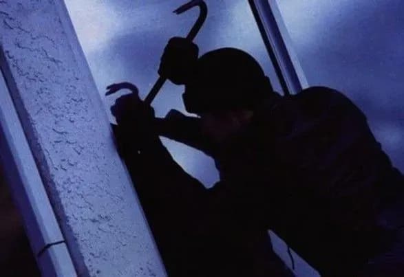 cholovik-rozstrilyav-kradiya-yakiy-zaliz-do-yogo-budinku-na-kiyivschini